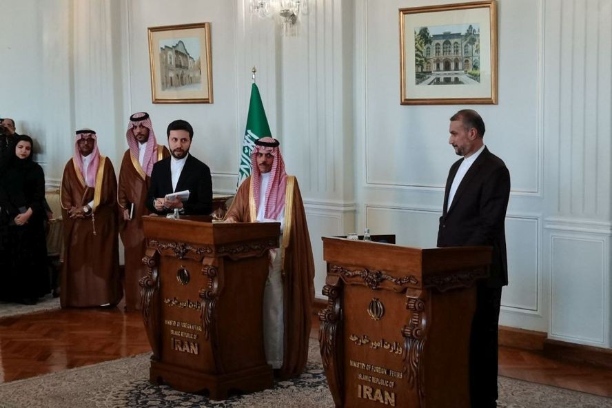 伊朗外长侯赛因‧阿米尔-阿卜杜拉希扬同到访的沙特外交大臣费萨尔召开联合新闻发布会。（图：互联网）