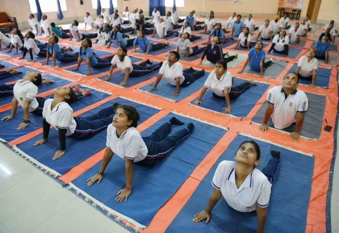 人们在印度阿加尔塔拉练习瑜伽。（图：互联网）