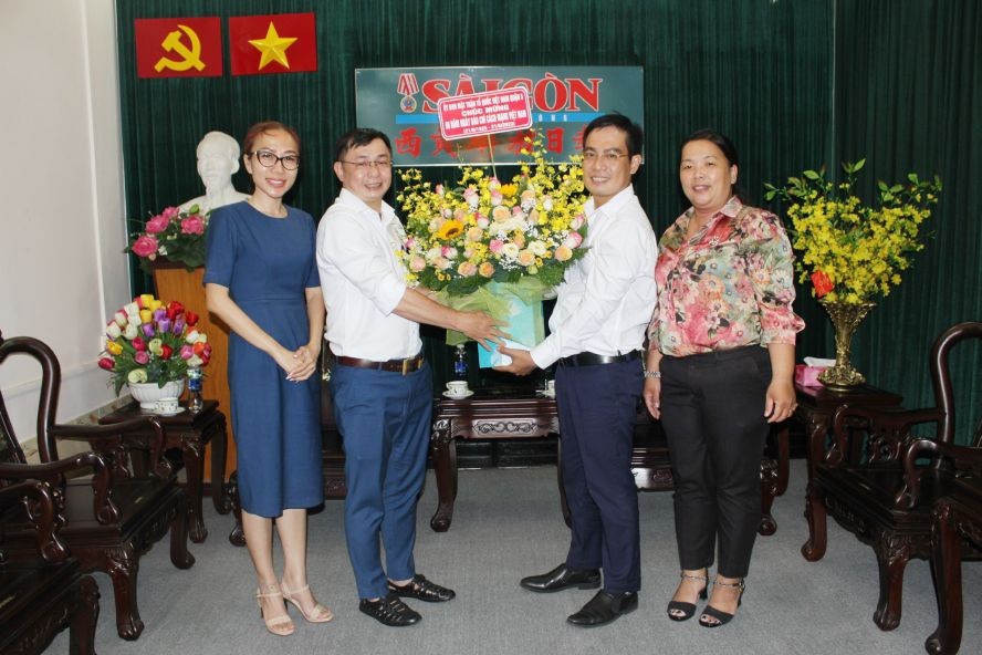 第五郡越南祖国阵线委员会祝贺本报