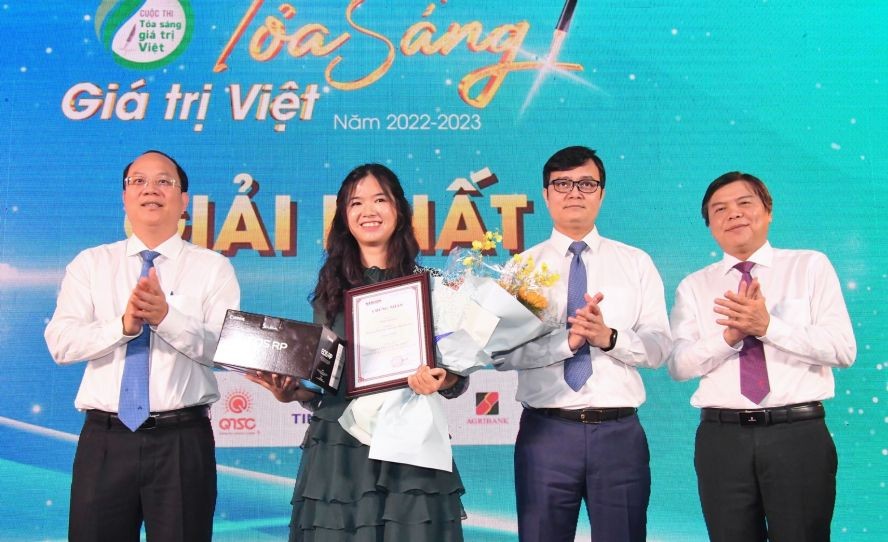 市委副书记阮胡海与《西贡解放报》总编辑曾友锋向明阮作者颁奖。（图：越勇）