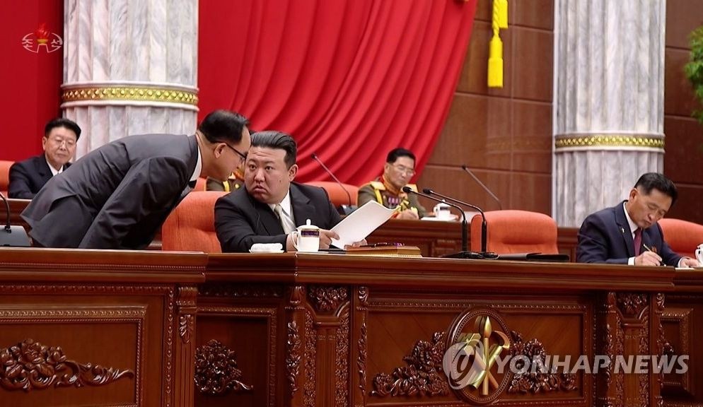 朝鲜国务委员会委员长金正恩（左二）同劳动党组织书记赵甬元交谈。 （图：韩联社）