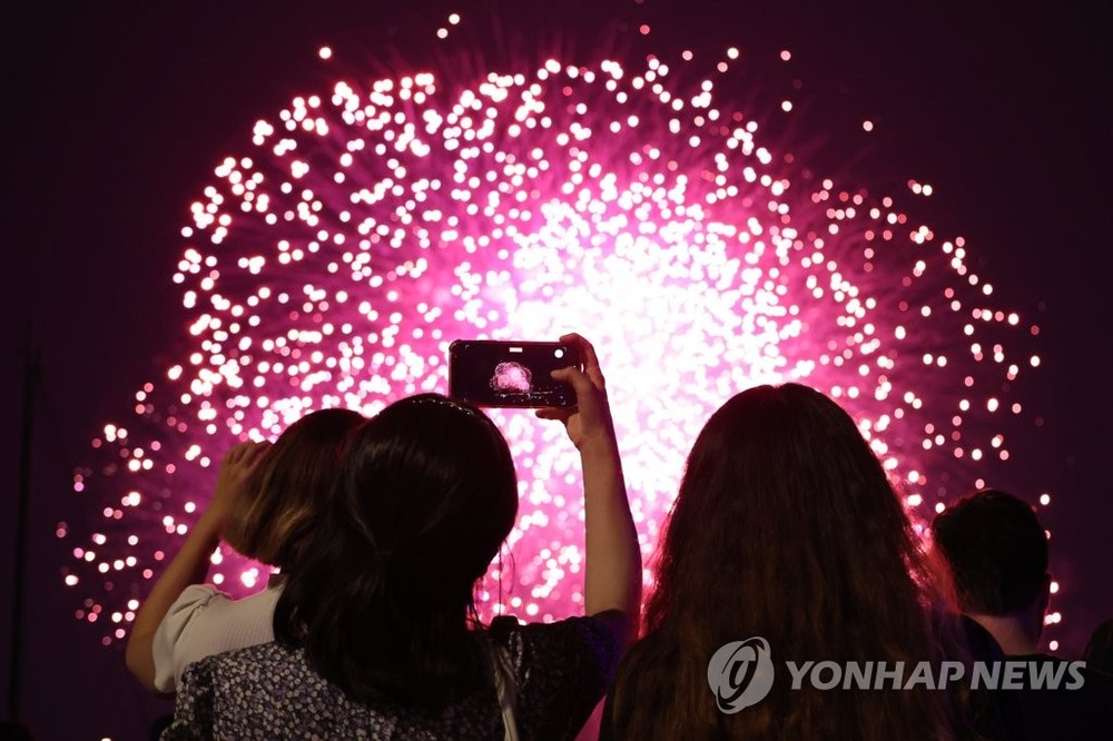 6月17日，在首尔汝矣岛汉江公园，防弹少年团出道十周年纪念烟花表演隆重上演。（图：韩联社）