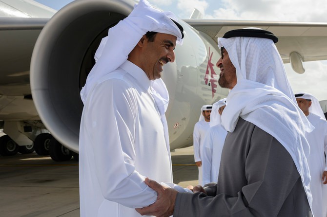 2023年1月18日，阿联酋总统谢赫·穆罕默德·本·扎耶德·阿勒纳哈扬在阿布扎比总统机场欢迎卡塔尔埃米尔谢赫·塔米姆·本·哈马德·阿勒萨尼。（图：AFP）