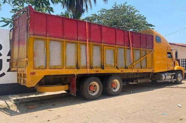 墨西哥当局在该国东部韦拉克鲁斯州发现的“移民卡车”，车厢内载有129名非法移民。（图：路透社）