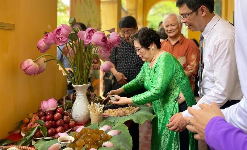 美食艺术家向游客讲解越南端午节习俗。