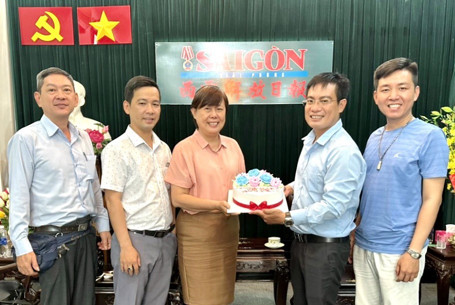 文忠孝编委（右二）接受第六郡红十字会赠送蛋糕祝贺。