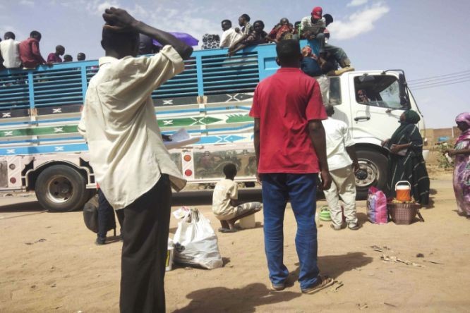 据国际移民组织统计，苏丹冲突已导致近220万人流离失所，其中难民占超过52万人。（图：AP）
