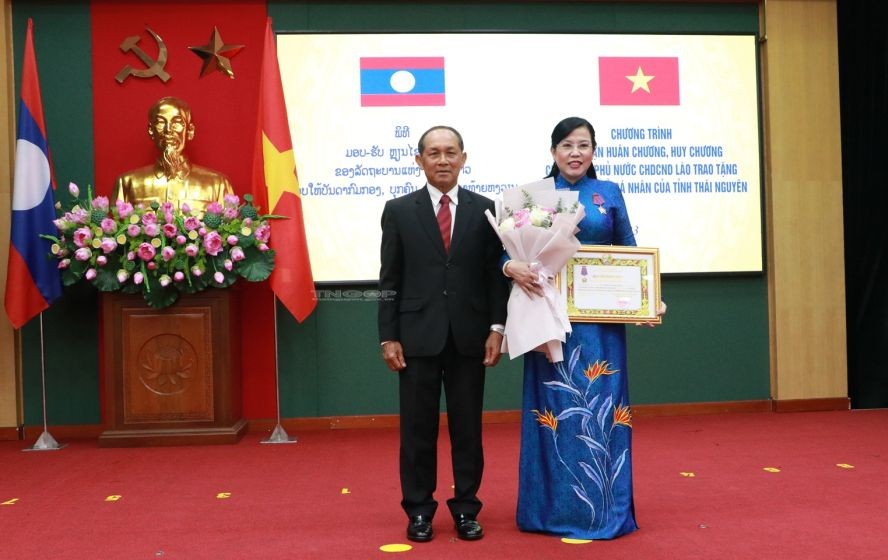 承老挝人民革命党及国家领导的委托，老挝人民革命党中央委员坎康（左）向太原省委书记阮清海颁授二等自由勋章。（图：太原报）