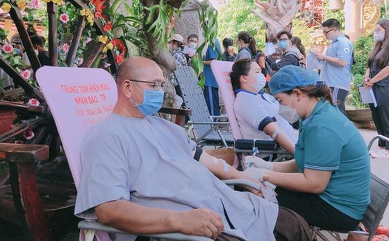 众多僧尼、佛教信徒、民众在守德市福祥寺参加捐血活动。