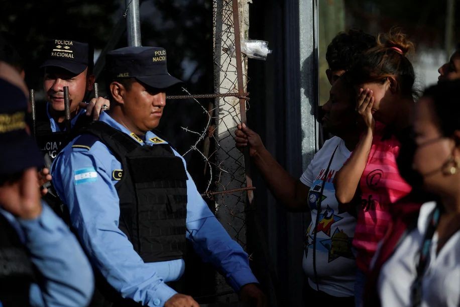囚犯的亲属在洪都拉斯塔马拉的国家社会适应女子监狱外等待亲人的消息。（图：路透社）