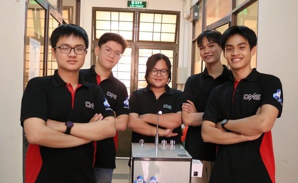 发明可监察使用者用水行为及健康的智能滤水器的大学生团队。