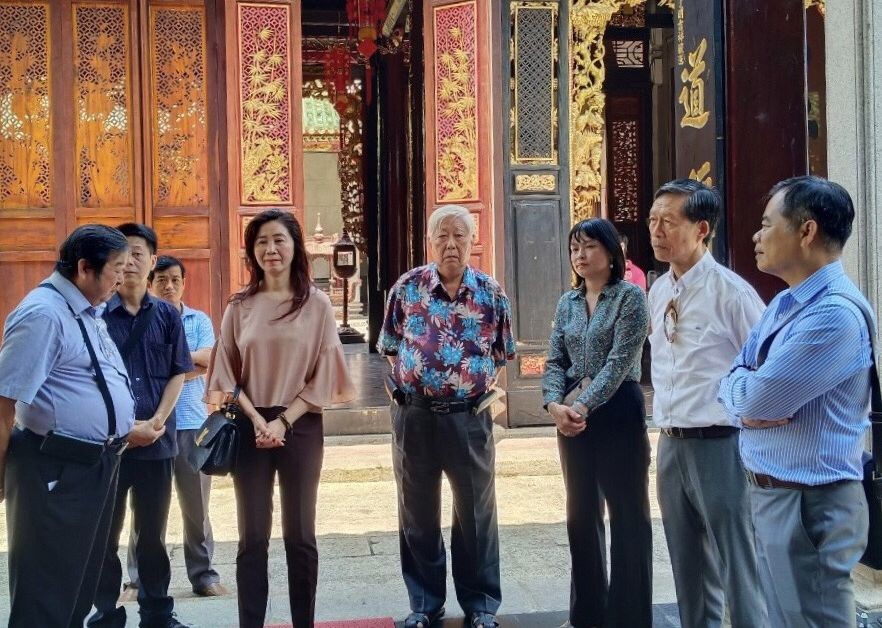 越南文体与旅游部文化遗产局局长黎氏秋贤（右五）和考察团在义安会馆理事会代表的陪同下考察该会馆紧急修葺的项目。