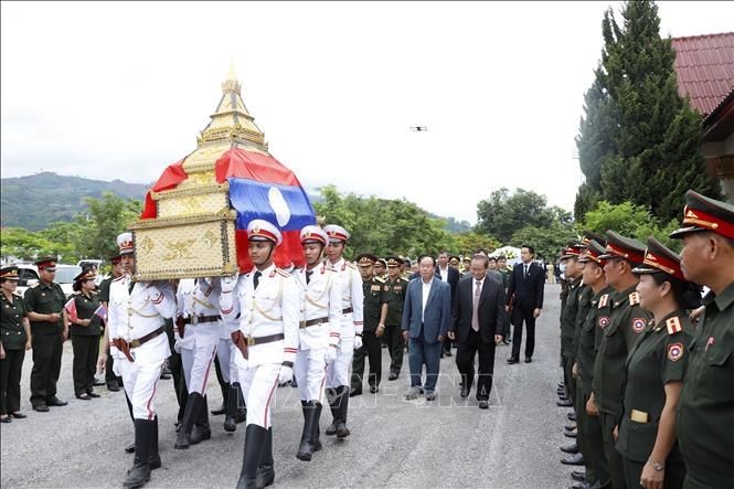 从老挝迎接烈士骸骨回国安葬