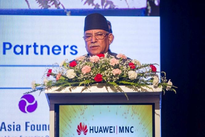 6月23日，尼泊尔总理普拉昌达在加德满都举行的数字尼泊尔大会上致辞。（图：新华社）