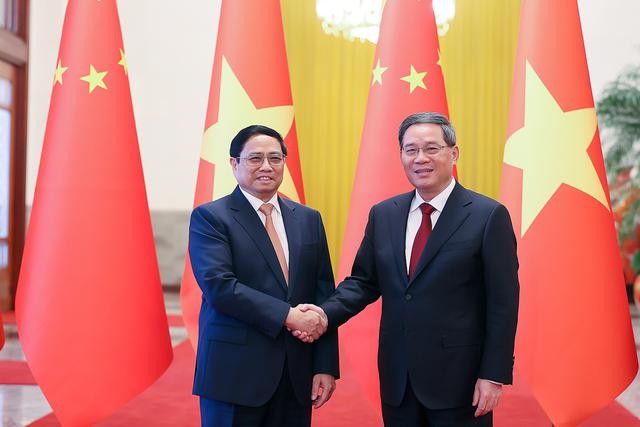 越南政府总理范明政（左）与中国国务院总理李强。（图：VGP/日北）