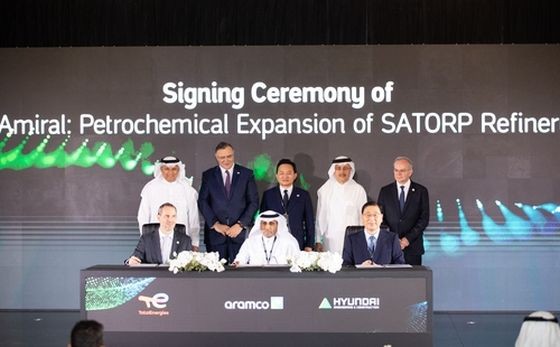 当地时间6月24日，现代建设公司与沙特阿美签署“Amiral”石化设施项目合同。图为签约现场。 （图：韩国国土交通部）