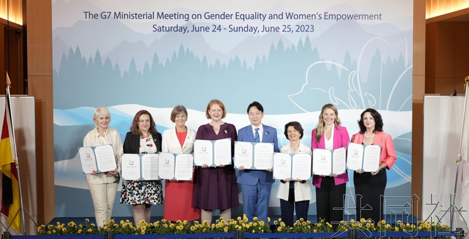 G7性别平等和女性赋权部长会议闭幕后，各国部长和欧盟代表手持联合声明合影。（图：共同社）