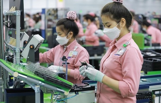 越南三星员工在生产线上。