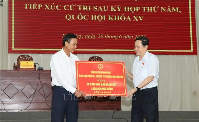 国会常务副主席陈清敏(右)颁赠20间大团结屋。（图：越通社）