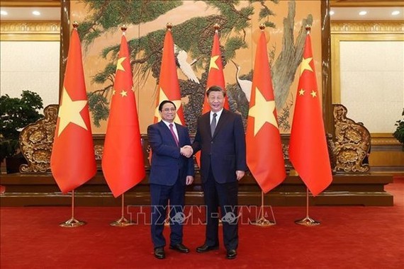 政府总理范明政（左）会见中共中央总书记、中国国家主席习近平。（图：越通社）