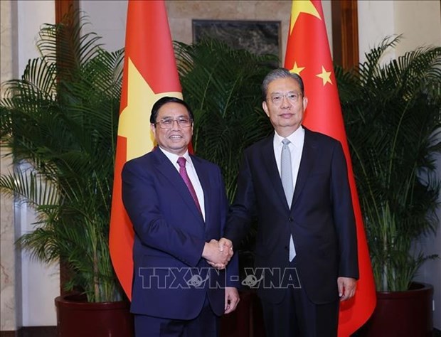 政府总理范明政（左）会见中国全国人大委会长赵乐际。（图：越通社）
