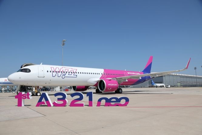 6月27日在天津拍摄的向匈牙利威兹航空交付的A321neo飞机。（图：新华社）
