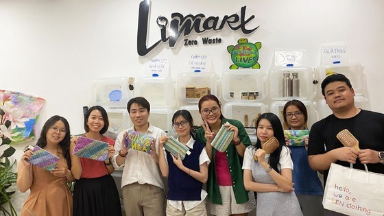 Limloop项目员工推销由塑料袋回收制成的可爱包包。