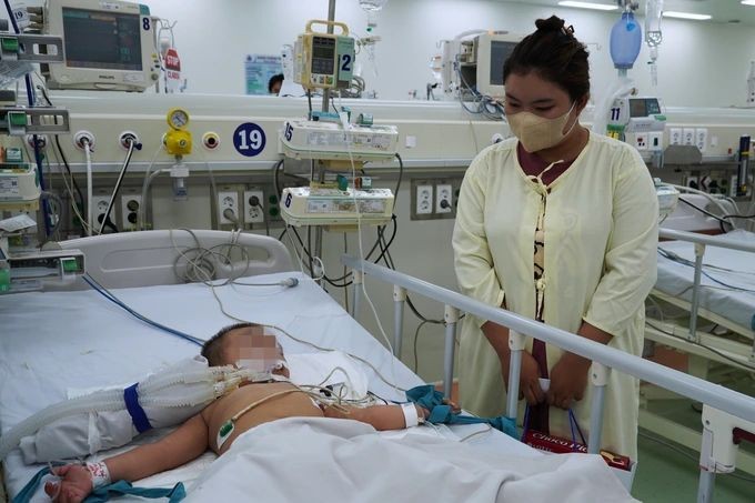 一名重症手足口病童在市第一儿童医院接受治疗。