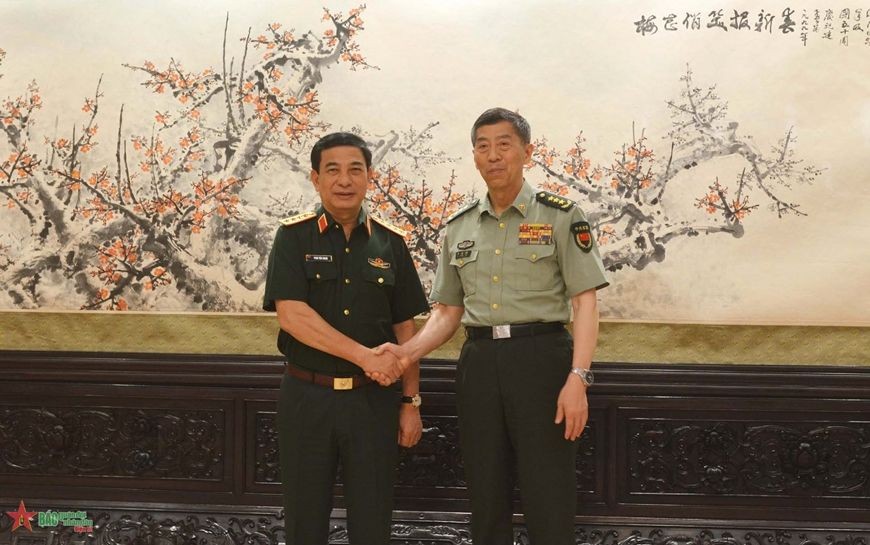 潘文江部长会见中国国防部长李尚福。（图：VGP）