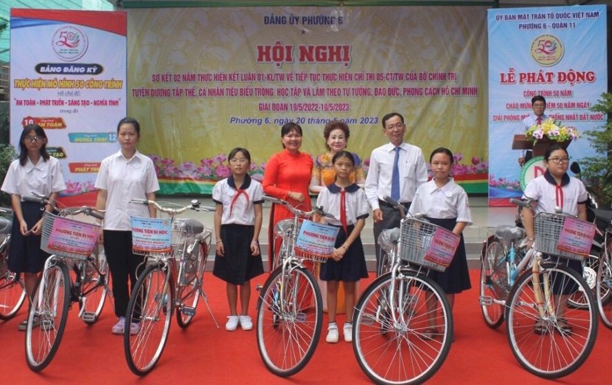 越华贫困学生获赠送自行车。