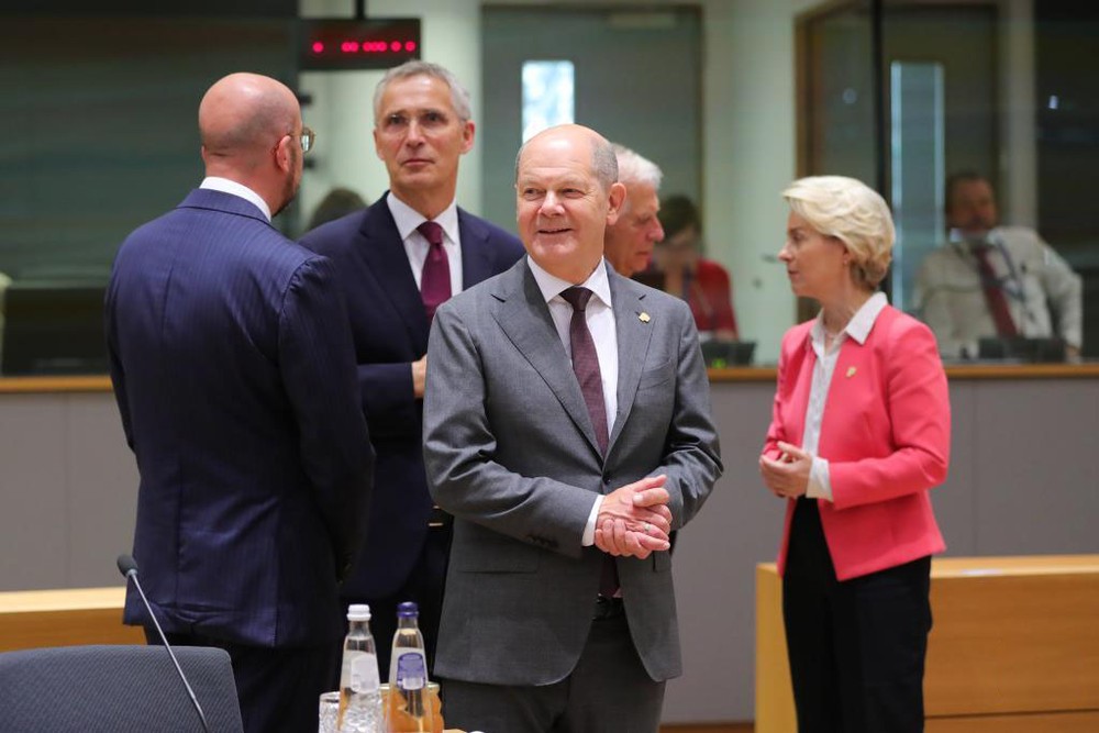 6月29日，在比利时布鲁塞尔，（从左至右）欧洲理事会主席米歇尔、北约秘书长斯托尔滕贝格、德国总理朔尔茨、欧盟外交与安全政策高级代表博雷利、欧盟委员会主席冯德莱恩在欧盟峰会前交谈。（图：新华社）