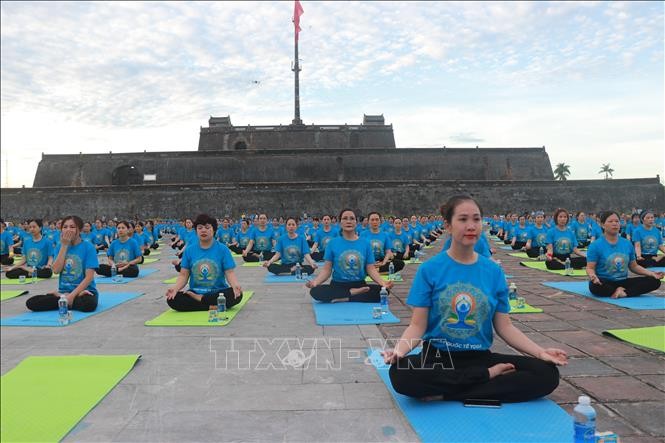 顺化市千人参加国际瑜伽日运动