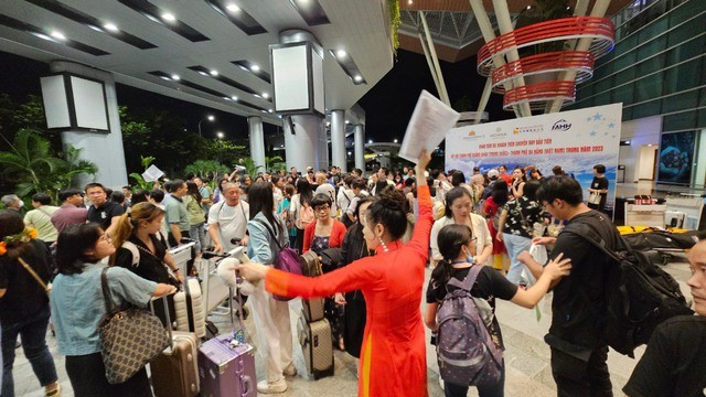 图为7月3日晚，一批中国游客抵达岘港机场。（图：阮秀）