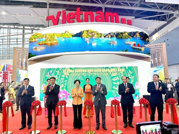 杜胜海副部长与中国领导人为2023年国际中小企业博览会的越南国家展位区剪彩。