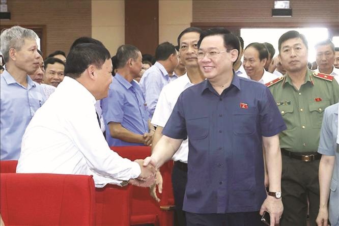 国会主席王廷惠与选民接触。（图：越通社）