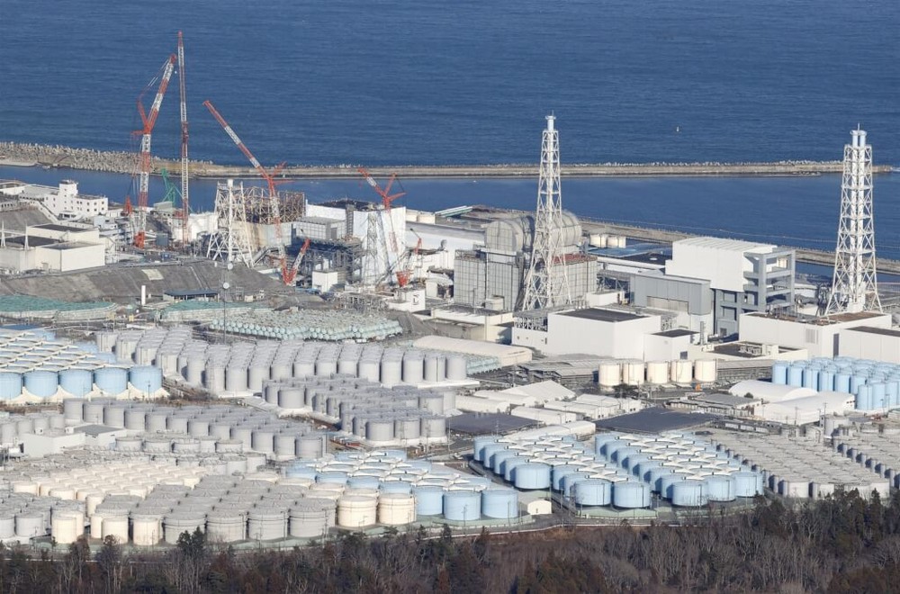 福岛第一核电厂内排列的处理水箱。（图：共同社）