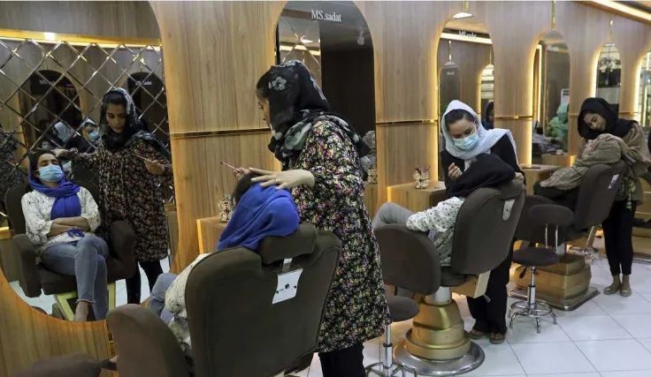 塔利班下令关闭阿富汗所有「女性美容院」。（图：AP）