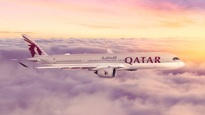 卡塔尔航空公司的一架客机在空中飞翔。（图：互联网）
