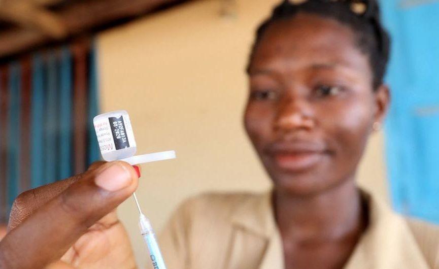 在加纳的大规模疫苗接种活动中，一名卫生工作者手持疟疾疫苗注射器。（图：世卫组织）