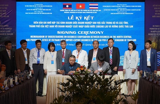 越南企业同老挝与泰国从事进出口企业签署经营合作备忘录。（图：广平报）