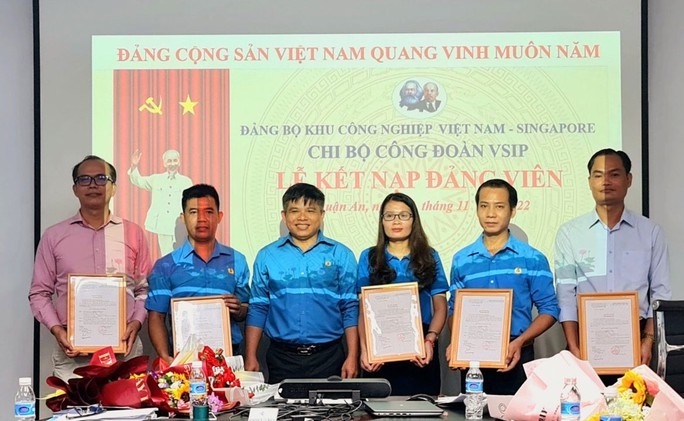 在越南-新加坡工业区党部所属VSIP工会党支部的党员接纳仪式。