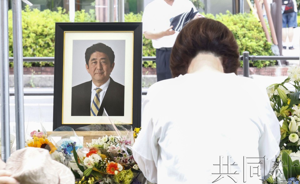 日本前首相安倍晋三遭枪击身亡满一周年。图为献花台上的安倍遗像。7月8日上午摄于奈良市。（图：共同社）
