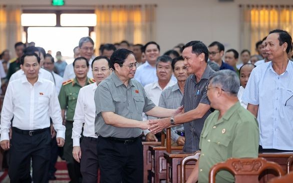 政府总理范明政与芹苴选民接触。（图：VGP）