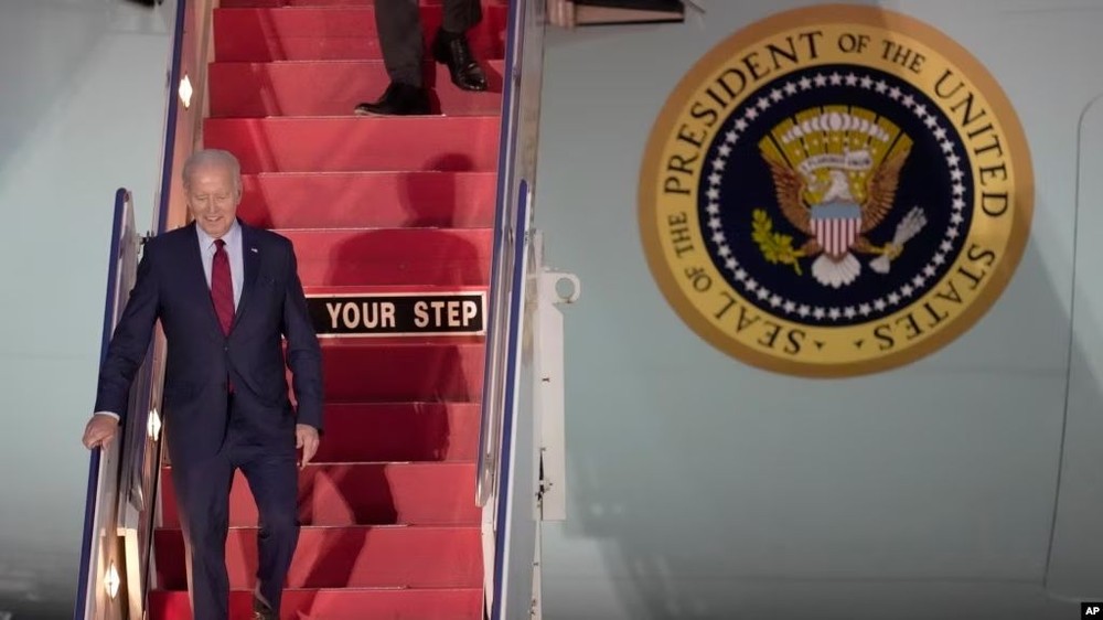 2023年7月9日，美国总统拜登在抵达英国的斯坦斯特德机场时走下空军一号的台阶。（图：路透社）