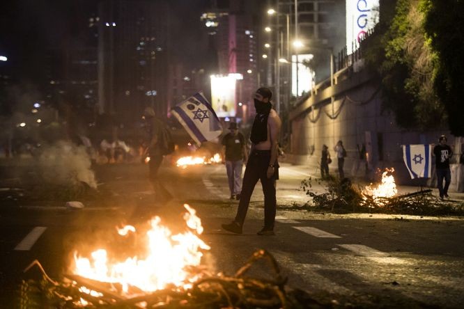 当地时间2023年7月5日，以色列特拉维夫，当地封锁一条主要高速公路的示威活动。（图：Getty Images）