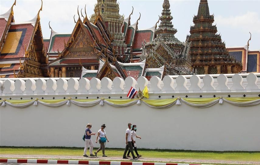 遊客行走在泰國曼谷大王宮外。（图：新華網）