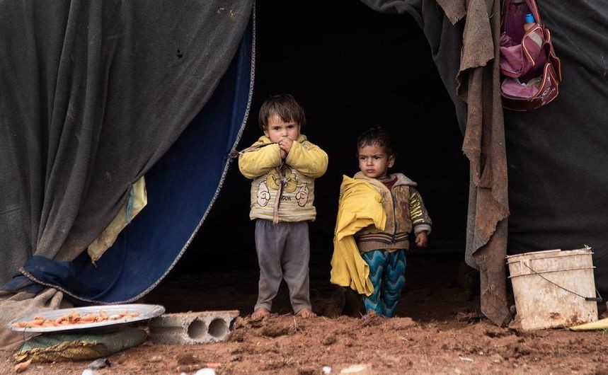 在叙利亚南部的一个非正式营地中，流离失所儿童站在自家的帐篷前。（图：联合国）