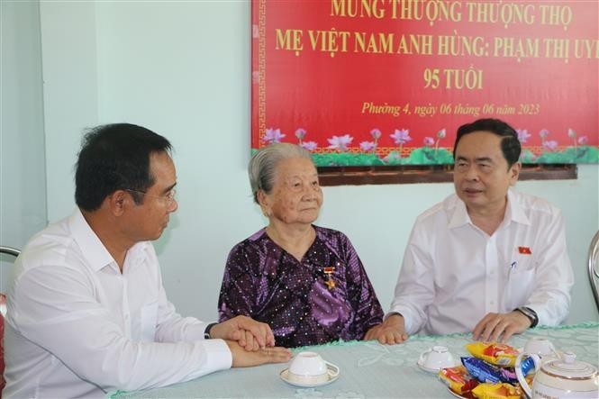 国会常务副主席陈清敏探望越南英雄母亲范氏婉。（图：越通社）