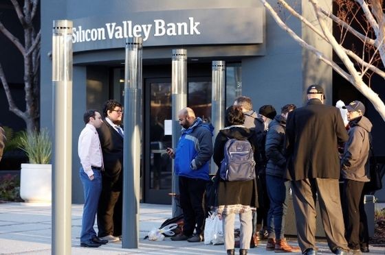 美国硅谷银行破产，储户排长队取款。（图：Getty Images）