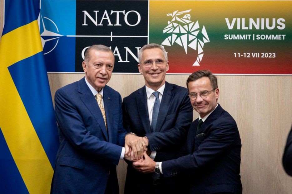 2023年7月10日，立陶宛维尔纽斯北约峰会，土耳其总统埃尔多安、北约秘书长斯托尔滕贝格与瑞典首相克里斯特松。（图：Getty Images）